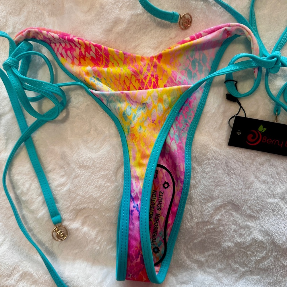 Berry Beachy NWT multicolor snake print bikini with turquoise trim set - Picture 4 of 7